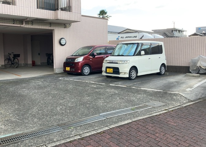 車一台あたりに必要なスペースは、標準サイズの普通自動車で横幅2m50cm、長さ5mは必要になります。ただし、乗降のことも考慮して横幅3m30cm、長さ5m50cmほどは確保できるところを選びましょう。