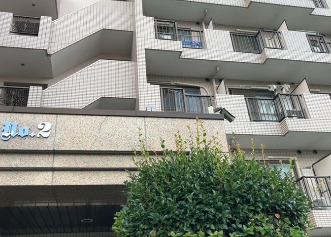 バルコニーは、建物内から室外へ楽に出入りできる便利なスペースです。また、バルコニーには手すりを付けることが義務付けられており、手すりの高さは110cm以上で施工することが建築基準法で定められています。