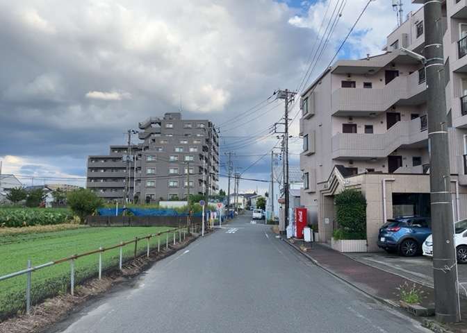住宅用の土地では前面道路に2m以上接していなければならないと法律で定められています。しかし、お持ちの車のサイズやライフスタイルなどにより、2mでは利便が悪い場合もございますので、事前に確認しましょう。