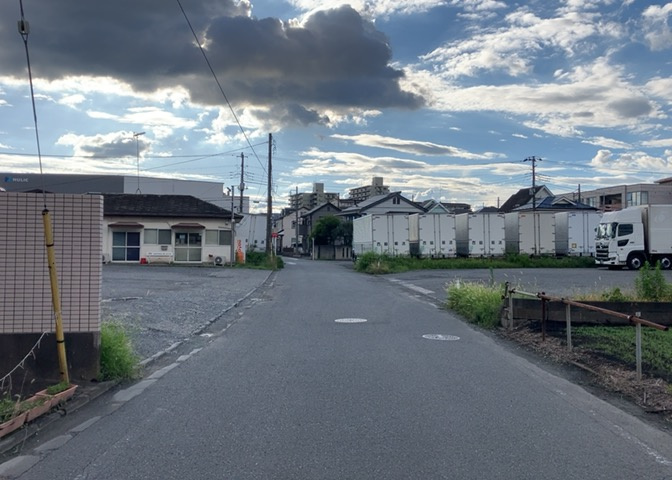 道幅が広い場所は日当たりや風通が良好です。幅が広いのですれ違いも可能ですし大きな車でも駐車可能！一方で、大型車が通ることも多くなるため交通量の増加により騒音に繋がります。また土地の値段が高くなります。