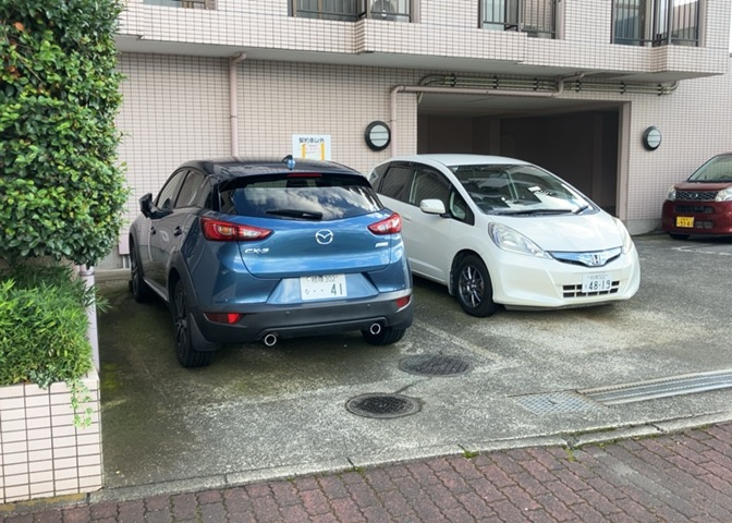 駐車場と明記されていても、最小スペースでつくられた駐車場だと大型車は駐車できなかったり、出入りしにくくなったりする可能性があります。お車のサイズと購入したい物件の駐車場のサイズを現地で確認しましょう。
