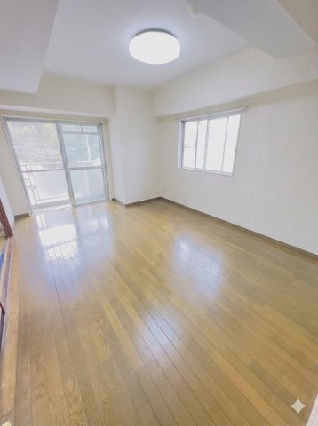 角部屋のため窓が多く室内明るいです　※家具等は加工アプリで消した写真になります