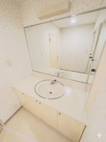大きな鏡の洗面台　※家具等は加工アプリで消した写真になります