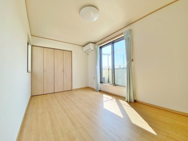 2階7.5帖洋室は整形なお部屋なので家具のレイアウトもしやすいです　壁面ワイドな収納が魅力的です