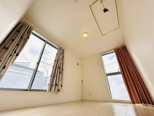 屋根裏収納付の洋室です♪