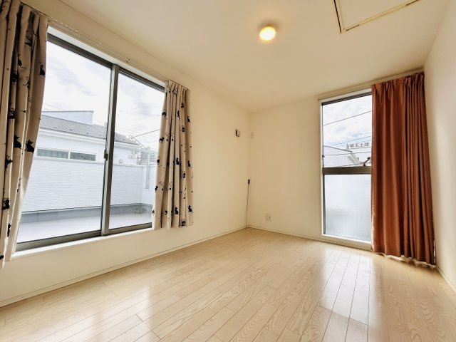 バルコニー付、使い勝手のいい洋室です