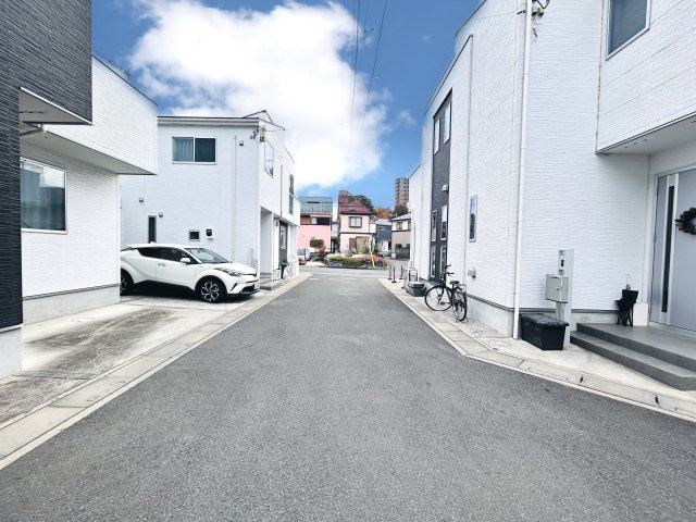 前面道路含む現地写真です