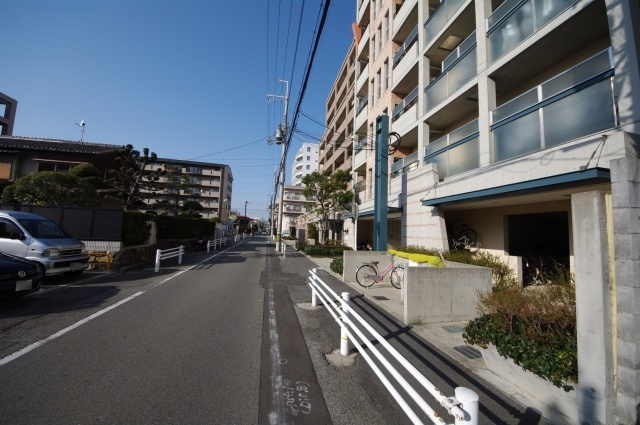 駅徒歩4分ですが、マンション前の道路は車通りはそれほど多くなく、周辺は店舗や事務所、マンションが混在しているエリアです