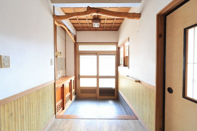 梁を活かした勾配天井。開放感のある高さと採光を確保