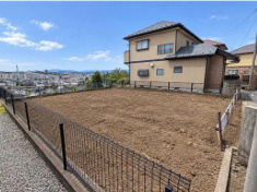 南ひな壇につき陽当りが良く風通しも良好な区画です。前面道路との高低差がないフラットな敷地のため、階段の昇り降りがなくベビーカーや重い荷物の持ち運びもラクラク。日中は心地よい太陽の光がしっかり届きます。