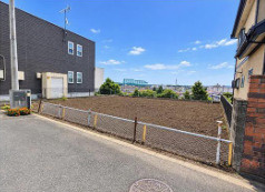 きれいな更地状態のため、解体費用などの余計なコストを抑えてスムーズに着工へ進めることができます。敷地内にはすでに上下水道と都市ガスの引き込みが完了しており、建築計画も立てやすく大変準備がスムーズです。
