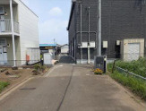 幅員約5mの道路に接しております。外部からの車の通り抜けができない開発道路となっており、車通りが少なく落ち着いた住環境です。お子様とのお散歩や車庫入れの際も、慌てることなく安全に移動していただけます。