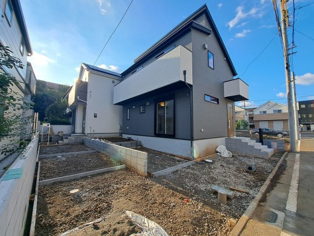バス停留所『南沢四丁目』まで徒歩2分。雨の日の通勤通学や小さなお子様とのお出かけも便利。