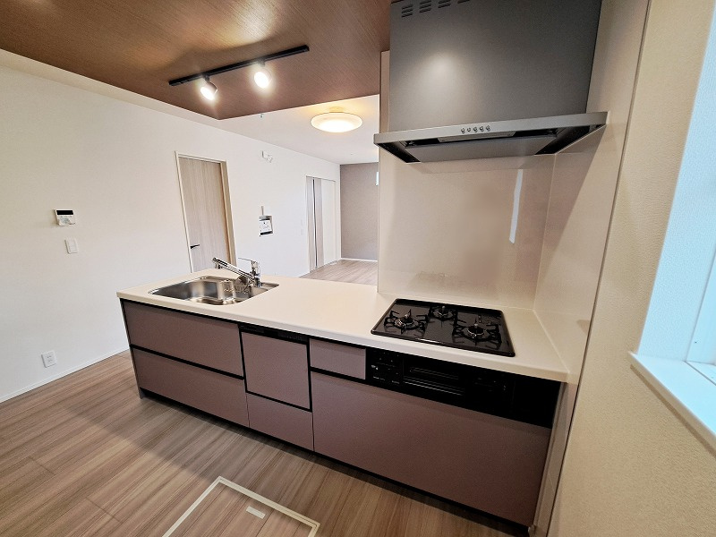 作業をしつつ、ご家族との会話を楽しめる対面式キッチン。家事の負担を減らす食洗機・浄水器付き！忙しい子育て世帯を応援する快適な設備仕様です。