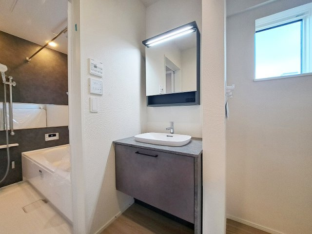 洗面台には大きく見やすい鏡が付いているので、身支度がスムーズに行えます。