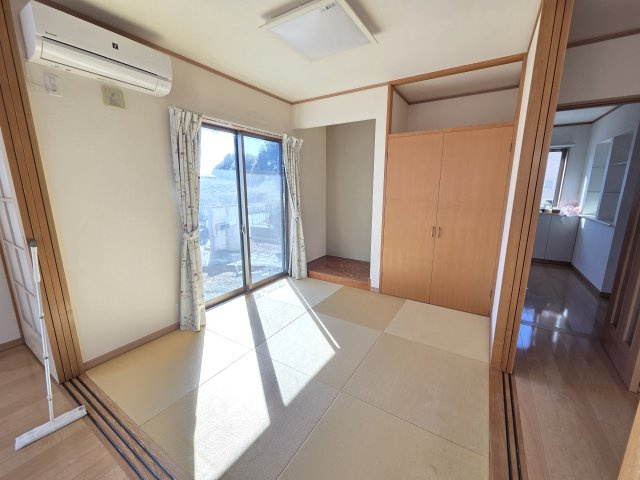 4.5帖の和室です。床の間付き！扉をすべて開けるととても開放的です！