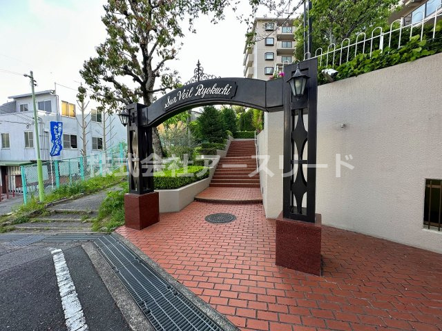 【マンション玄関】
