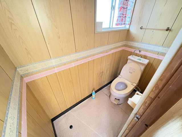 独立したトイレは窓付きで換気がしやすく、清潔感を保ちやすい空間。生活動線から分かれているため、家族や来客時にも気兼ねなく使用できます。シンプルな造りでお掃除がしやすい点も魅力です。