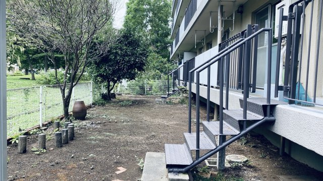 約61？の専用庭。南向きなのでガーデニングや家庭菜園を楽しめます。