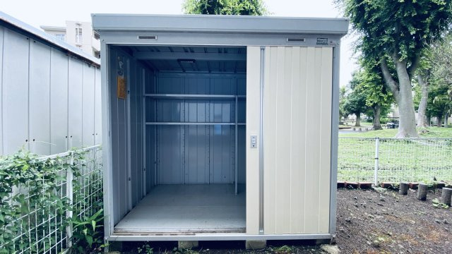 専用庭に収納力がある物置付。園芸用品やアウトドアグッズ、タイヤの収納にも便利です