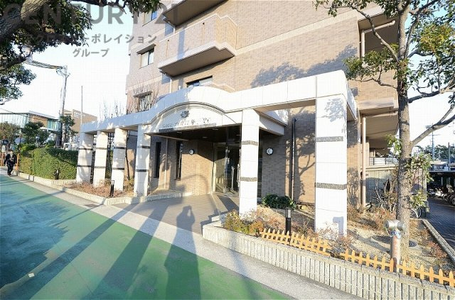 オートロック式エントランスは他の住民や外部の人間が簡単に出入りできないため、個々の住戸が安全に保たれます。同時に、訪問者が来訪する場合にはインターホン等で確認することができ、不要な来客を遮断できます。