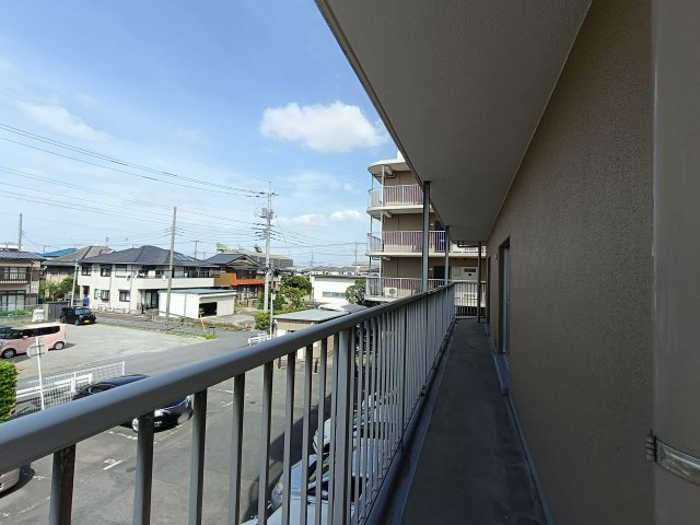 暖かな日差しのふりそそぐバルコニー