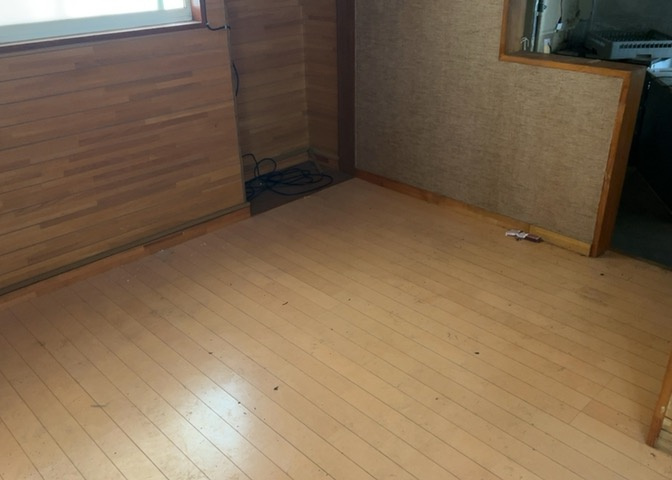 洋室のメリットは重い家具が置きやすく、身の回りが整理しやすいことです。　床がフローリングのため畳とは異なり凹みにくいです。　クローゼットなど収納が豊富で、普段使わない旅行カバンや服の整頓も簡単にです。