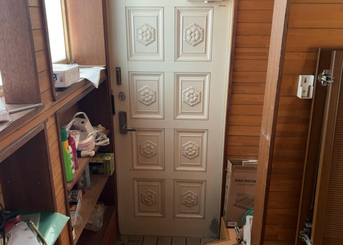 玄関は家の顔でもあり、家族以外の目にも止まる場所です。玄関は外との間を仕切る扉、靴などをしまっておく収納スペース、靴脱ぎのたたきスペース、来客とのやり取りをするドアホンなど複数のアイテムからなります。