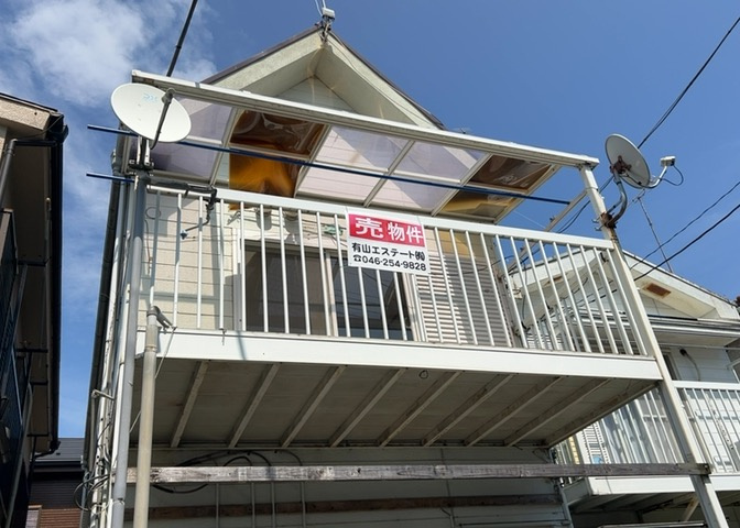 バルコニーは、室外の専用スペースのうち、「屋根がなく開放された空間」であるものを指します。ベランダより広いタイプのものが多く、日当たりもよいため家庭菜園などを楽しみたい人にとって適した環境となります。