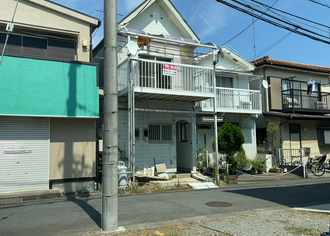 住宅用の土地では前面道路に2m以上接していなければならないと法律で定められています。しかし、お持ちの車のサイズやライフスタイルなどにより、2mでは利便が悪い場合もございますので、事前に確認しましょう。