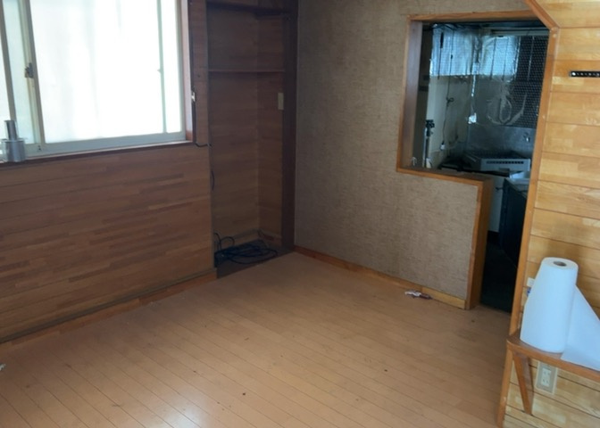 DKの物件でも広く見せたい方は、ダイニングスペースを広く使えるように工夫しましょう。低めのダイニングソファを置くと、家具の圧迫感が減り、広く見せることができ、ダイニングをリビングのように使用できます！