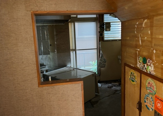 ダイニングとキッチンの間を扉や壁などで仕切らず、一体化させた間取りです。キッチンカウンターがついている物件ならば、食事をキッチンカウンターで取ることで、ダイニングスペースをリビングとして使用できます。