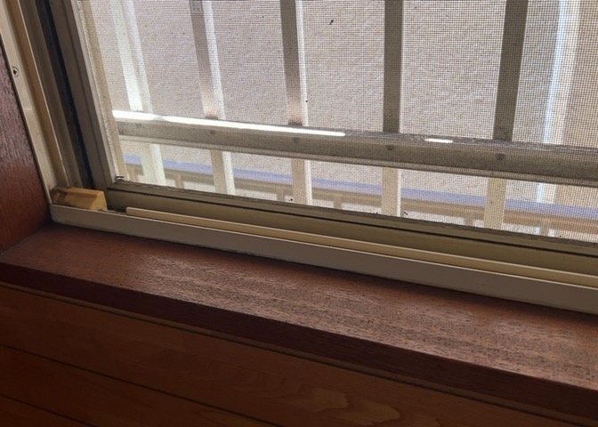 サッシは、ガラス窓に使用される金属製の窓枠です。一般的に住宅建築では、金属製建具工事の段階でガラス類・玄関などと同時に設置されます。種類や構造により断熱性能や遮音性能が異なるので現地でご確認ください。