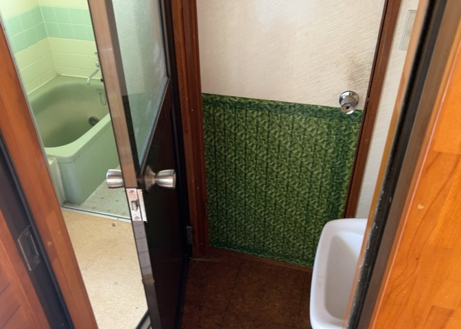 多くの戸建て住宅で見かける洗面脱衣所は、洗面台と洗濯機が2畳ほどのスペースに並べられていて、洗面所が脱衣所を兼ね備えている間取りが一般的です。お客様が利用することもある、パブリックな空間でもあります。