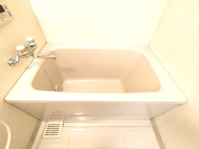 【浴室】　明るい色調でまとめられており、清潔感を保ちやすい浴室に仕上がっています。