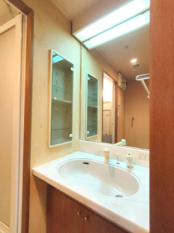 【独立洗面化粧台】　洗面台と浴室・トイレが独立しているため、朝の身支度もスムーズです。