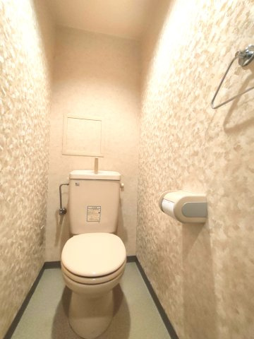【トイレ】　落ち着いた色合いでまとめられており、清潔感を保ちやすいトイレ空間です。