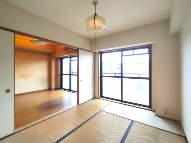 【和室】　畳の香りが心地よい和室は、くつろぎのひとときをゆったりと演出してくれます。