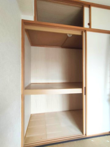 【押入】　押入れが備わっているので、布団や季節用品もまとめて収納しやすい空間です。
