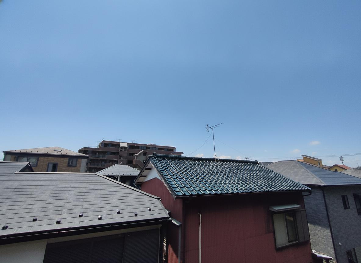 【眺望】　バルコニーからの眺めは開放感があり、日々の暮らしに心地よい彩りを添えます。