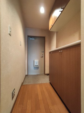 【玄関】　明るく開放的な玄関は、住まいの第一印象をより心地よく演出してくれます。