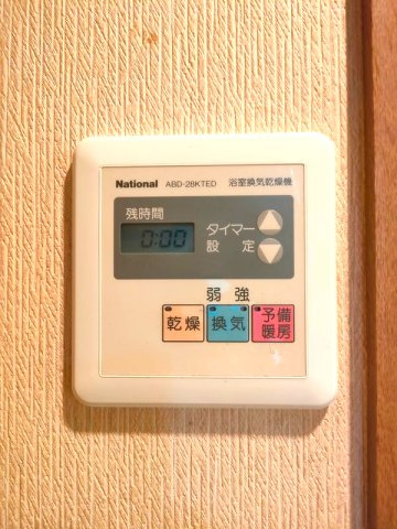 【浴室乾燥機】　浴室乾燥機が備わっているので、雨の日でも洗濯物を室内で乾かせて便利です。