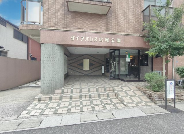 【エントランス】　建物の顔となるエントランスは、明るく清潔感のある佇まいが印象的です。