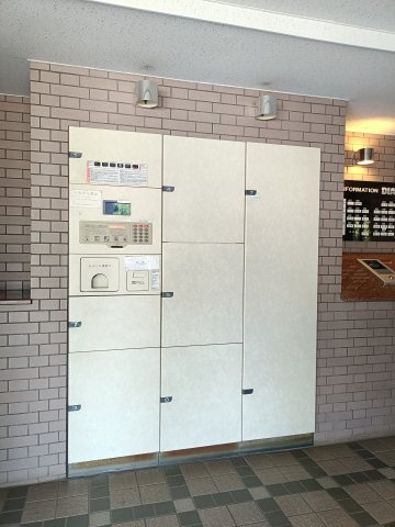 【宅配ボックス】　宅配ボックスが設置されているので、不在時でも荷物を安心して受け取れます。