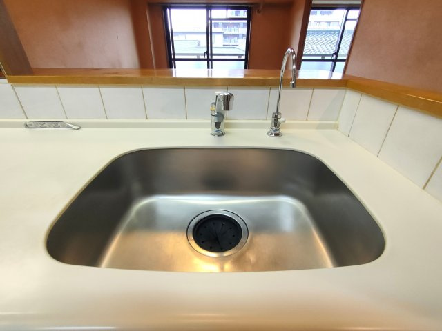 【シンク】　広めのシンクで、大きな鍋やまな板もゆったりと洗える使い勝手の良さです。