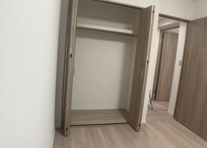デザイン性を重視しすぎて収納が少なかった！なんてことにならないため、事前に現地で収納の数を確認しておくことをお勧めします。クローゼット以外にも床下収納や屋根裏収納、パントリーなどもチェックしましょう。