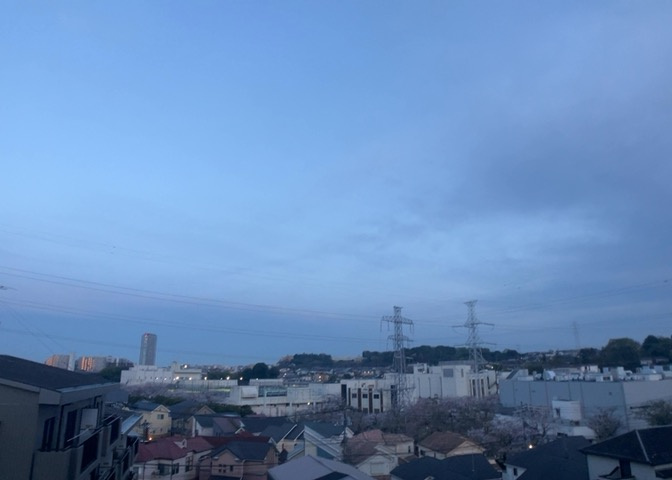 眺望の良さを楽しめるダイニングキッチンで家族団らんの時間を過ごしてはいかがでしょうか。バルコニーから見える景色を家族で眺める時間は、時間が経つのを忘れてしまいそうですね。是非、現地を見に行きましょう！