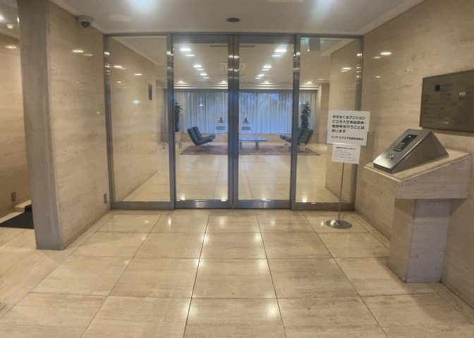 マンションのエントランスには、もともと風よけや防犯の役割がありますが、マンションによって宅配ボックスなどの設備が備わっている所もあります。日々の生活をイメージしながら生活しやすさをチェックしましょう。