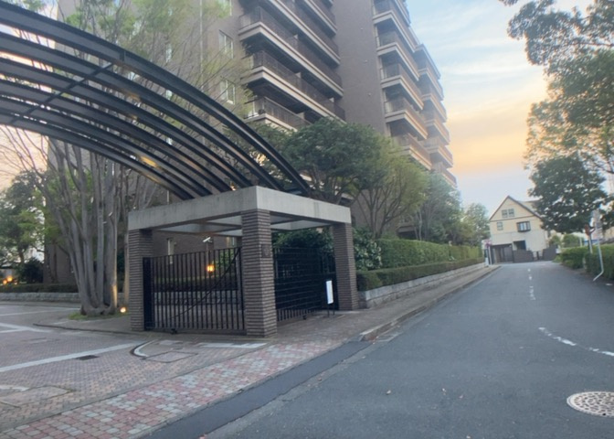 外観はマンション管理がされているかの目安になります。築年数が古いと、壁面は劣化してひび割れが生じることも！建物が古びていても細かいところが修繕されていると、きちんと管理されているなぁと感じるでしょう。