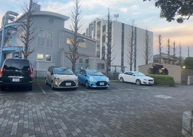 車一台あたりに必要なスペースは、標準サイズの普通自動車で横幅2m50cm、長さ5mは必要になります。ただし、乗降のことも考慮して横幅3m30cm、長さ5m50cmほどは確保できるところを選びましょう。